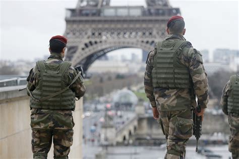 Soldados Franceses Patrullan Cerca De La Torre Eiffel En París