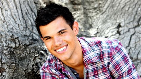 Viennese89 said on 9/dec/12 looks really short in this one with 5'4 nikki reed: Taylor Lautner Biography, Career, Relationship, Net Worth ...