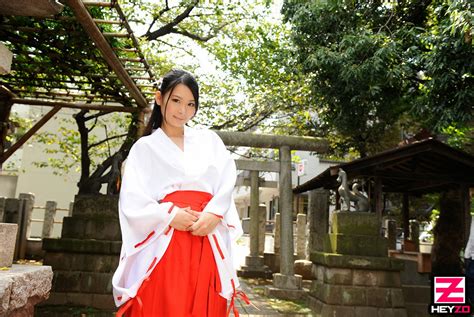 Japanese Girls Ako Nishino Shrine Maiden