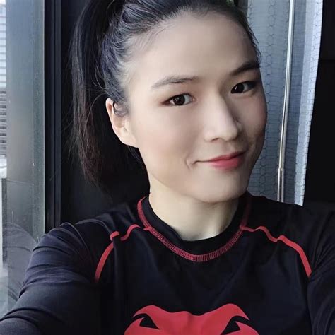 Eski kunlun fight (klf) saman siklet şampiyonu idi ve şu anda ultimate fighting championship (ufc) saman siklet bölümünde yarışıyor. Weili Zhang 🇨🇳 张伟丽 (@zhangweili_official) "是不是瘦了就是整容呲牙呲牙呲牙 Losing weight is like getting ...