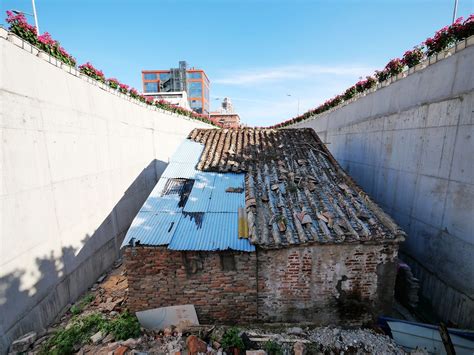 Vielleicht sollte die autobahn in china anders verlaufen. Kuriosität in China: Kleines Haus mitten in einer ...