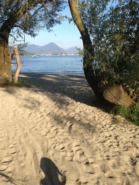 De meeste stranden van het meer zijn kiezelstranden. Lago Maggiore | Outdoor, Beach, Water