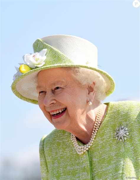 Arrêter la diffusion sur le chromecast 2. La reine Elisabeth II d'Angleterre en visite à la galerie ...