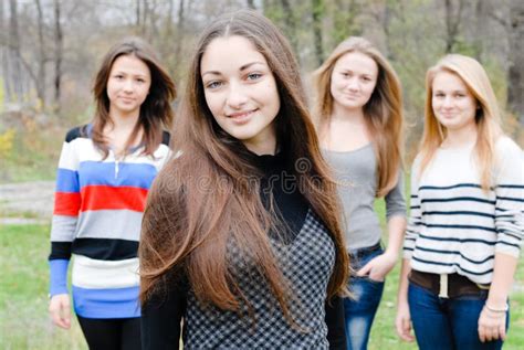 Quatre Amis Heureux De Jeunes Femmes Souriant Et Montrant Des Pouces