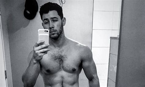 Nick Jonas Sets Pulses Racing With Shirtless Selfie Daily Mail Online