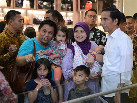 Buat anda semua yang ingin membaca novel ini, sobat bisa langusng menggunakan website baca novel resmi atau menggunakan aplikasi buat yang penaaran dengan sinopsisnya langsung saja simak pembahasannya dibawah ini. Belanja Buku di Akhir Pekan, Presiden Jokowi: Oleh-Oleh ...