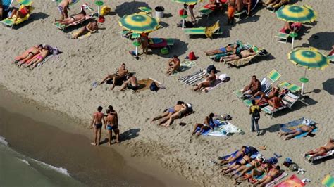 Naturismo E Nudismo In Spiaggia In Italia Turismo In Crescita Youtube