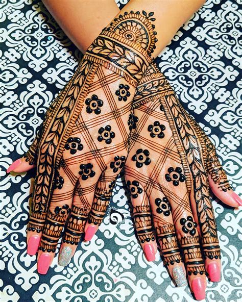5 Fancy Mehndi Styles For The Modern Pataka Bride To Ace Her Bridal Game