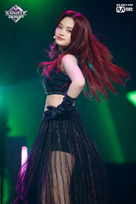 Writing a whole song and writing a verse in the song is different cases. Pin de celes em kpop idol fashion | Feminino, Coreana, Amazing