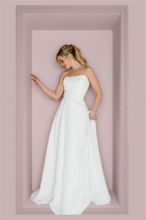 Kaufen sie hochzeitskleider jetzt zum kleinen preis online auf lightinthebox.com! Trägerloses Hochzeitskleid mit besonderer Kügelchenspitze ...