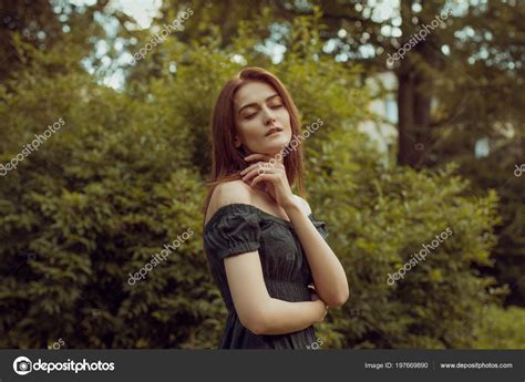 Нежная Молодая Женщина Черном Платье Голыми Плечами Позирует Лесу