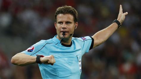 Juan cuadrado of juventus is shown a red card by referee felix brych. Alemão Felix Brych vai arbitrar o jogo Bélgica-Portugal ...