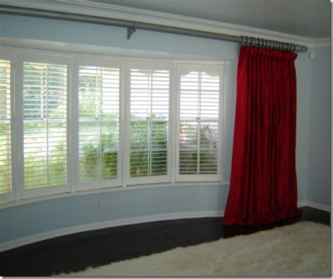 The softness of the window treatments is a necessary addition to the hard edges of the bay window construction. Window Treatment Ideas for Bay Windows - Simplified Bee