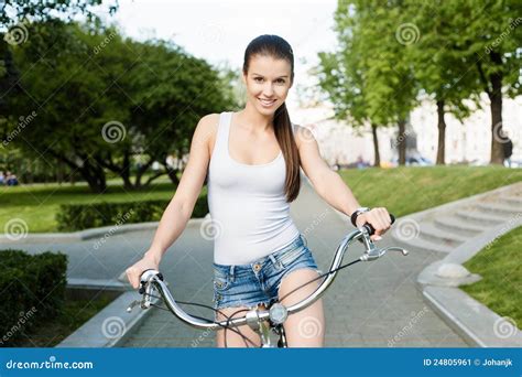 Fille Et Bicyclette Image Stock Image Du Outside Cycle