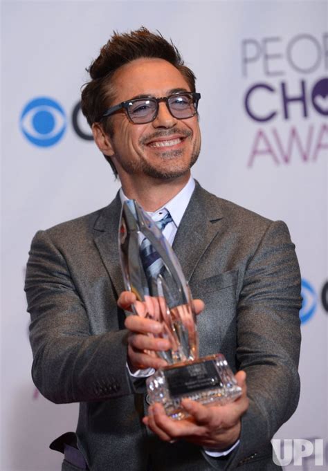Photo Robert Downey Jr Wins Favorite Movie Actor Award At The 39th