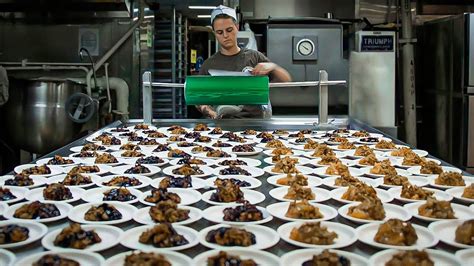 How Aircraft Carriers Make 17000 Meals A Day For Us Navy Sailors Youtube