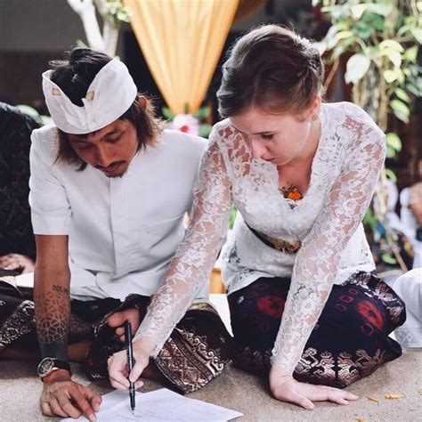 7 Potret Bule Cantik Dinikahi Pria Bali Minder Tak Bisa Menyetrika