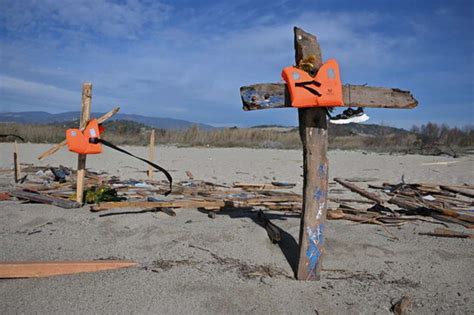 Naufragio Di Cutro Scritte Contro Piantedosi Sui Muri E Croci Sulla Spiaggia In Memoria Delle