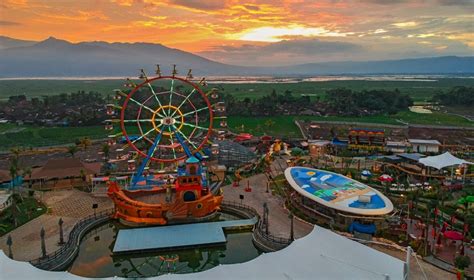 Tempat parkir tersedia sangat luas. Tempat Wisata Saloka - Tempat Wisata Indonesia