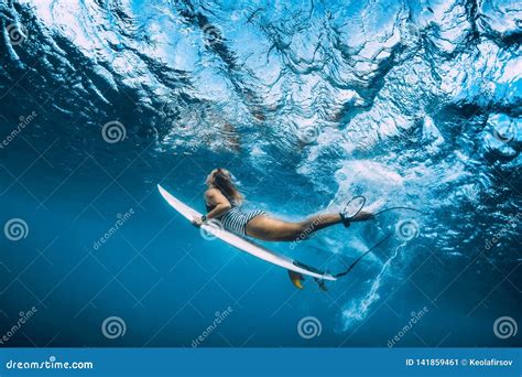 Piqu De Femme De Surfer Sous L Eau Piqu De Surfgirl Sous La Vague