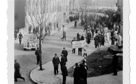 De duitse soldaten en de nsb'ers gingen steeds slechter met joden om tijdens de tweede wereldoorlog. Geschiedenis op zolder: unieke foto's van de Februaristaking - Vrij Nederland