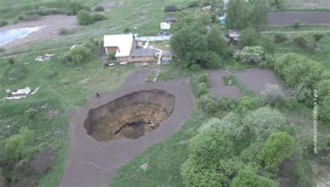 Five Storey Deep Sinkhole Opens Up Near Tula Russia Frightening Residents In Video Strange Sounds