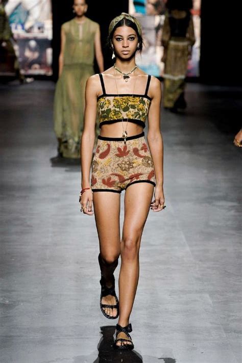 Che si tratti di una décolleté oppure di un sandalo, la scelta andrà sicuramente su un paio di scarpe eleganti con tacco in mood con l'abito prescelto. Pantaloni primavera estate 2021: i modelli che andranno di ...