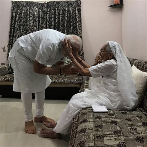 Pm Narendra Modi Meets Mother Seeks Blessing Post Electoral Triumph News18