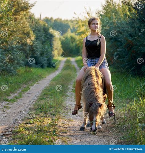 Tienage Meisje Rijdt Op Een Pony Paard Langs De Landsweg Stock Foto