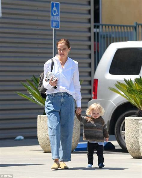 Lara Bingle Steps Out In A Pair Of Very Baggy Mom Jeans Daily Mail