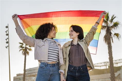 pareja de lesbianas cogiendo la mano en rojo foto de archivo imagen de muchacha amor 173029448
