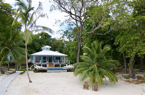 Book A Beachfront Vacation Rental in Utila Honduras | yay4vacay Utila