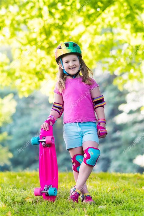 Patineta Infantil En El Parque De Verano Niña Aprendiendo A Montar