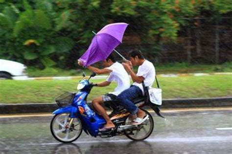 Sudah Jelas Berbahaya Masih Ada Orang Naik Motor Pakai Payung