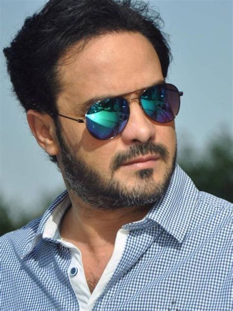 الفنان محمد رجب تحدث عن الأزمة التي حدثت بسبب الفنانة الشابة سارة سلامة خلال تقديمهما فيلم صابر جوجل، حيث نفى أن يكون هو سبب الأزمة، أو. محمد رجب.. الكلاشنكوف الذي أصبح «نجما إلا ربع» | التحرير ...