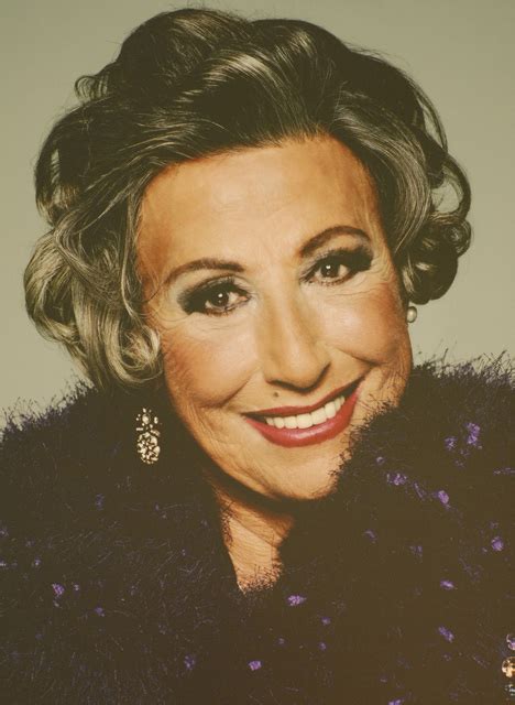 Born in bursa, she moved to istanbul when she was ten years old, growing up in üsküdar. Müzeyyen Senar - Vikipedi