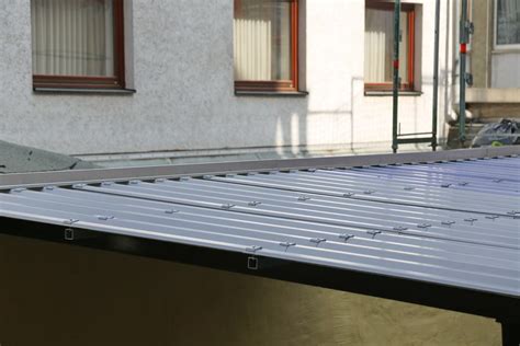 So bleibt ihr trapezblech dach jahrzehntelang wie neu. Trapezblech Dach für einen großen Kellereingang
