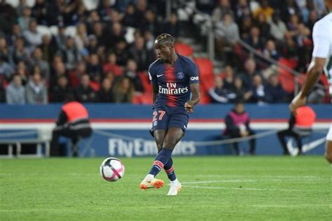 Stade reims have been awarded a corner by ruddy buquet. PSG : Thomas Tuchel opte pour la jeunesse face à Reims - L ...