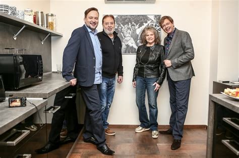 Michal jagelka v show kolotoč v kuchyni. Jak bydlí moderátor Aleš Cibulka? A koho si pozval ...