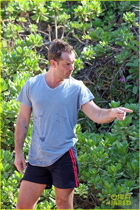 Jude Law Maui Beach Stroll On New Years Eve Photo 2783156 Jude Law Photos Just Jared