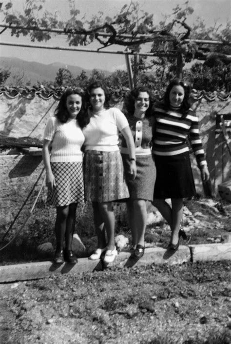 Norcia Anni 60 Un Gruppo Di Ragazze Della Città Sorridono Felici Sotto Un Pergolato Sono