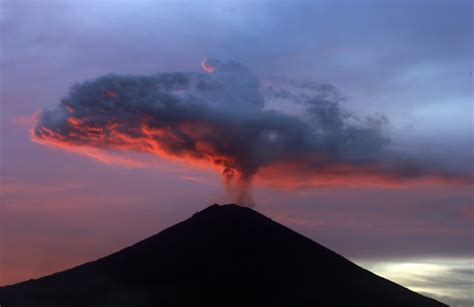 Volcano eruption in indonesia sends ash and smoke 7km into the sky mount sinabung volcano in western indonesia erupted on june 9, 2019. L'éruption volcanique à Bali bloque des milliers de touristes
