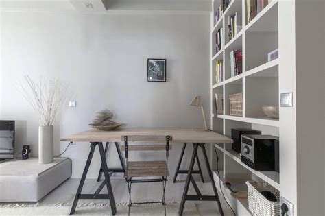 Boutique multimarque de chaussures moyen haut de gamme pour femme. Peinture gris perle et meubles blanc cassé en déco mini studio