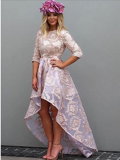 Épaule ouverte, devant court et derrière long. Robe plus longue derriere que devant