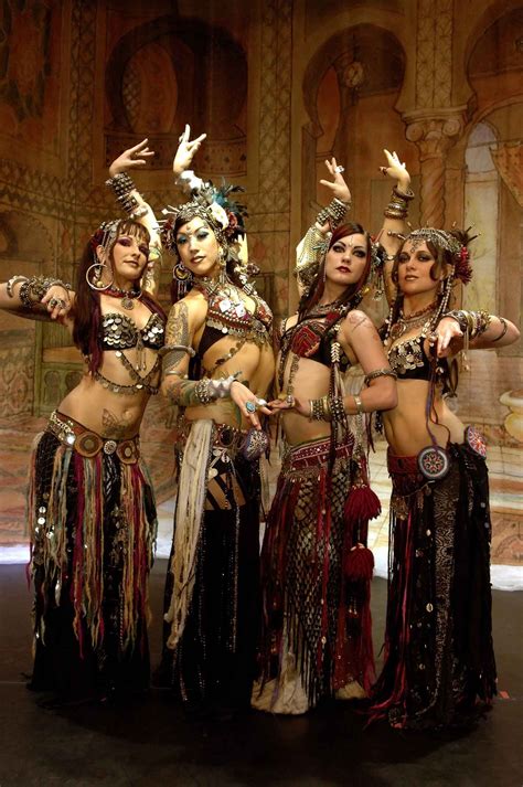 Belly dancing is a very particular art form that features quick shaking of the hips with the focus, unsurprisingly, on the stomach. http://www.olympiaconnection.com/docs/horarios ...
