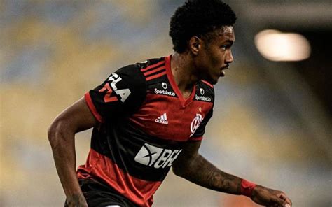 The loan was extended to the end of 2016. Vitinho completa 27 anos e Flamengo parabeniza o jogador ...