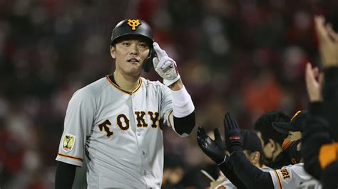 By 坂本 勝信 & 野田 静穂 & 萩野 智子. 巨人・坂本勇人が人知れず背負い続けた6年間の重圧。日本一 ...