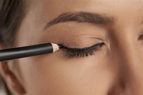 the 5 best eyeliner pencils that don t smudge