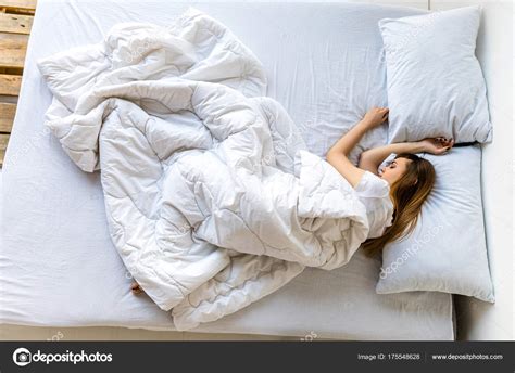 Vista Aérea Joven Mujer Durmiendo Cama Por Mañana Fotografía De Stock