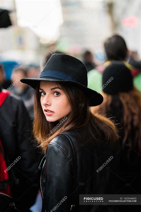 Young Woman Looking Back In Crowd — City Cheerful Stock Photo